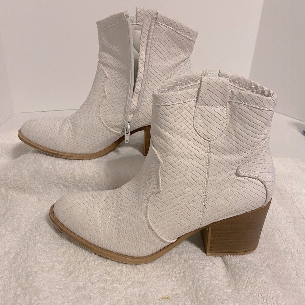 Boot this are very cute white boots there size 8 1/2